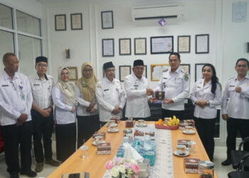 Wakil Bupati Mempawah, Juli Suryadi didampingi sejumlah pejabat DInas Pemkab Mempawah saat menerima kunjungan silaturahmi dan koordinasi dari Pemerintah Kabupaten Landak.