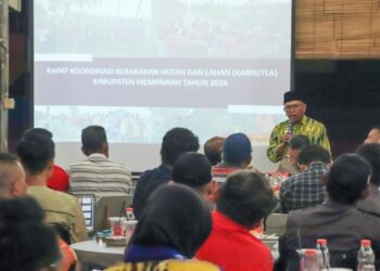 Wakil Bupati Mempawah, Juli Suryadi, saat menghadiri Rapat Koordinasi Pengendalian Karhutla Kabupaten Mempawah Tahun 2026 yang digelar di Kafe K-Tamb. Foto Prokopim