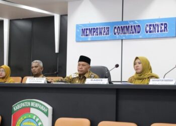 Wakil Bupati Mempawah, Juli Suryadi, saat mengikuti rapat koordinasi transformasi budaya kerja ASN secara virtual melalui Zoom Meeting di Mempawah Command Center. Foto Prokopim