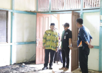 Wakil Bupati Mempawah, Juli Suryadi, saat meninjau kondisi SMA Negeri 1 Toho yang terdampak kebakaran