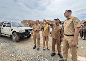 Wakil Bupati Mempawah, Juli Suryadi, saat meninjau langsung perkembangan aktivitas pertambangan galian C di Desa Peniraman. Foto Prokopim