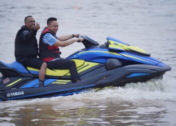 Wali Kota Pontianak, Edi Rusdi Kamtono, menjelajahi Sungai Kapuas menggunakan Jetski. Foto: Prokopim