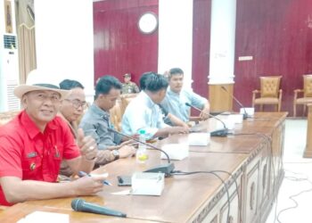 Zulkarnaidi (Baju merah) bersama beberapa perwakilan Aliansi Mahasiswa, Pemuda, dan Masyarakat Bersatu Mempawah saat mengelaar audiensi dengan Pemerintah kabupaten Mempwah terkait Pembangunan Pendopo RUmah Dinas Bupati Mempawah. Ist