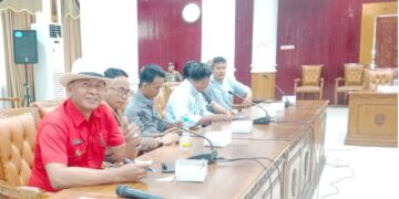 Zulkarnaidi (Baju merah) bersama beberapa perwakilan Aliansi Mahasiswa, Pemuda, dan Masyarakat Bersatu Mempawah saat mengelaar audiensi dengan Pemerintah kabupaten Mempwah terkait Pembangunan Pendopo RUmah Dinas Bupati Mempawah. Ist