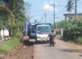 Alat berat mengeruk bahu jalan untuk mempermudah pengecoran. Foto: Probojati Nur Hamzah