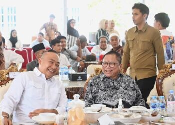 Alexander Wilyo bercengkrama dengan Tokoh Nasional, Oesman Sapta Odang di Rumah Jabatan Bupati Ketapang, Minggu, 24 Mei 2026. Foto: Prokopim for Jurnalis.co.id