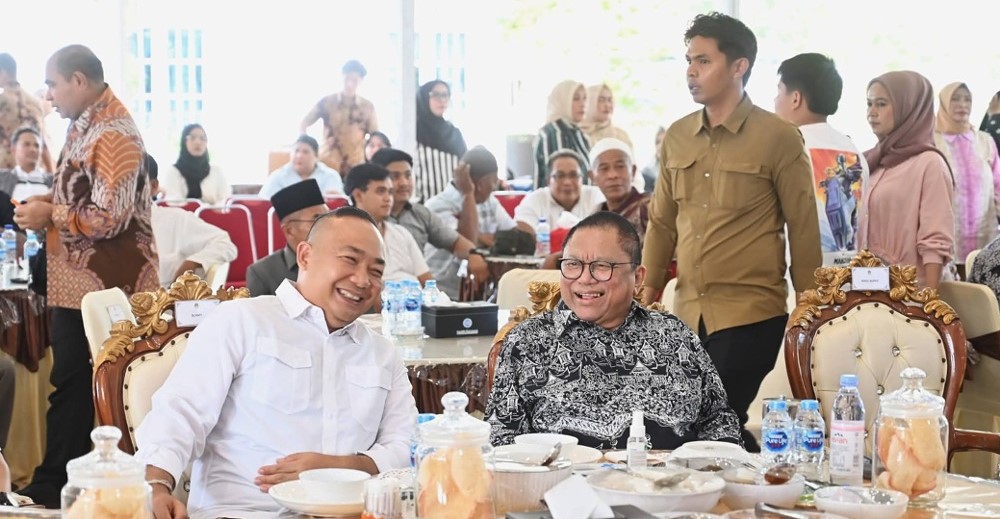 Alexander Wilyo bercengkrama dengan Tokoh Nasional, Oesman Sapta Odang di Rumah Jabatan Bupati Ketapang, Minggu, 24 Mei 2026. Foto: Prokopim for Jurnalis.co.id