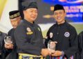 Alexander menyerahkan penghargaan saat pelantikan Pengurus IPSI Kota Pontianak dan IPSI Kabupaten Kubu Raya, Minggu, 10 Mei 2026