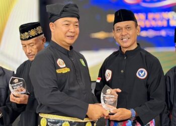 Alexander menyerahkan penghargaan saat pelantikan Pengurus IPSI Kota Pontianak dan IPSI Kabupaten Kubu Raya, Minggu, 10 Mei 2026
