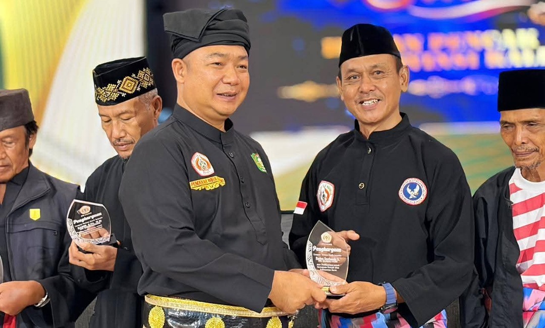 Alexander menyerahkan penghargaan saat pelantikan Pengurus IPSI Kota Pontianak dan IPSI Kabupaten Kubu Raya, Minggu, 10 Mei 2026