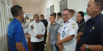Anggota DPRD Kapuas Hulu memantau layanan rumah sakit Putussibau sekaligus melakukan uji petik. Foto Taufiq AS/Jurnalis.co.id
