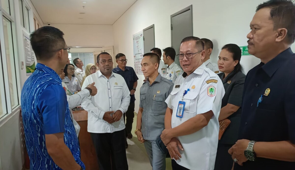 Anggota DPRD Kapuas Hulu memantau layanan rumah sakit Putussibau sekaligus melakukan uji petik. Foto Taufiq AS/Jurnalis.co.id