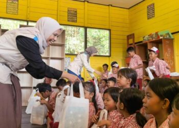 Antusias diselimuti tawa, anak-anak SDN 1 Petuk Ketimpun menerima bingkisan perlengkapan belajar dari Srikandi PLN UIP3B Kalimantan.