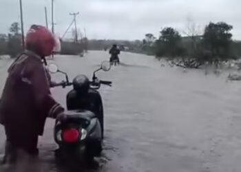 Banjir di Desa Pagar Mentimun yang berada di konsensi PT Borneo Alumindo Prima sudah setinggi lutut orang dewasa. Bencana ini ditengarai akibat aktivitas korporasi tersebut.