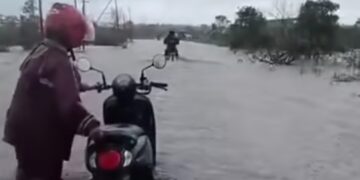 Banjir di Desa Pagar Mentimun yang berada di konsensi PT Borneo Alumindo Prima sudah setinggi lutut orang dewasa. Bencana ini ditengarai akibat aktivitas korporasi tersebut.