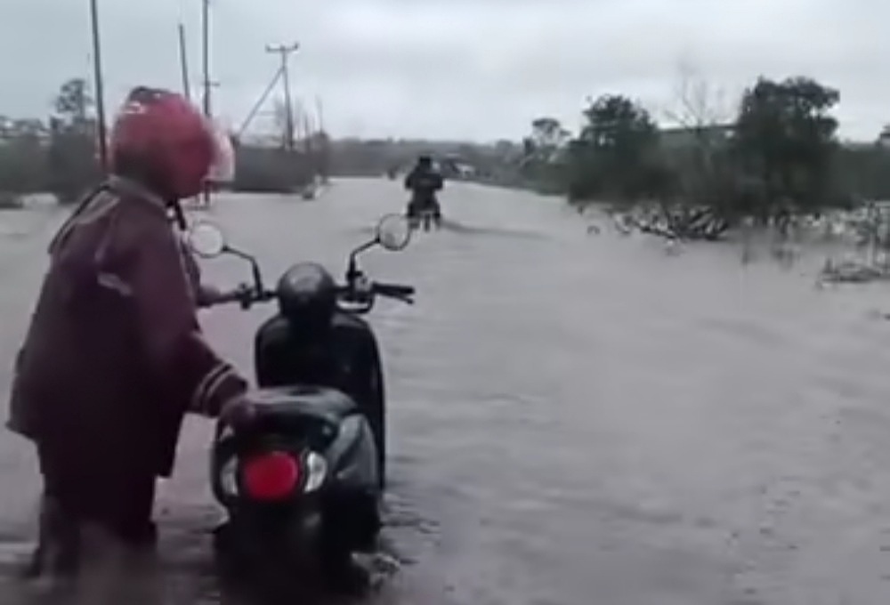Banjir di Desa Pagar Mentimun yang berada di konsensi PT Borneo Alumindo Prima sudah setinggi lutut orang dewasa. Bencana ini ditengarai akibat aktivitas korporasi tersebut.