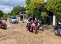 Becek dan berlubang. Begitulah kondisi jalan di Ujung Pandang 2, Kubu Raya. Foto Syamsul Arifin