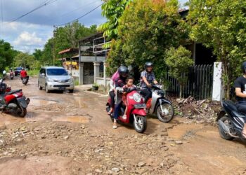 Becek dan berlubang. Begitulah kondisi jalan di Ujung Pandang 2, Kubu Raya. Foto Syamsul Arifin