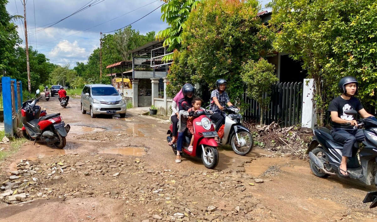 Becek dan berlubang. Begitulah kondisi jalan di Ujung Pandang 2, Kubu Raya. Foto Syamsul Arifin