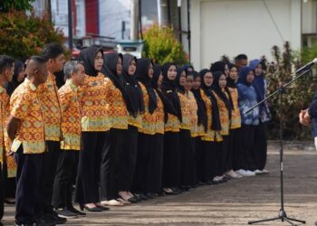 Bupati Alexander memberi arahan kepada pegawai Dinas Pendidikan saat apel pada 30 April 2026. Foto: Prokopim for Jurnalis.co.id