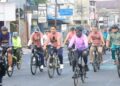 Bupati Gus Fawait (bermasker) gowes sore. Start dari Pendopo Wahyawibawagraha menuju Jember Sport Garden.