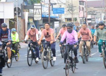 Bupati Gus Fawait (bermasker) gowes sore. Start dari Pendopo Wahyawibawagraha menuju Jember Sport Garden.