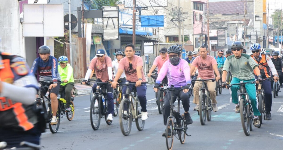 Bupati Gus Fawait (bermasker) gowes sore. Start dari Pendopo Wahyawibawagraha menuju Jember Sport Garden.