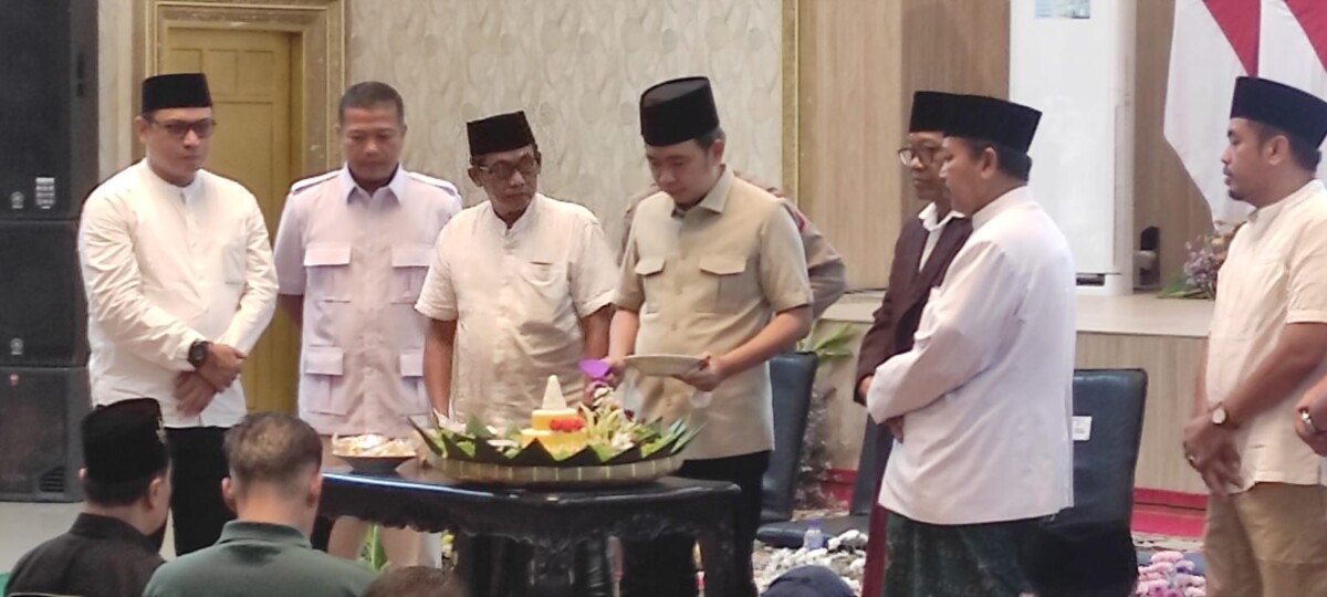 Bupati Gus Fawait memotong tumpeng dalam peringatan Hari Buruh Internasional di Pendopo Wahyawibawagraha Jember. Foto: Sigit Priyono/Jurnalis.co.id