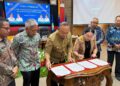 Bupati Ketapang, Alexander Wilyo bersama Wakil Bupati Sanggau, Susana Herpena menandatangani Kesepakatan Percepatan Penetapan Batas Wilayah, Jumat, 8 Mei 2026.