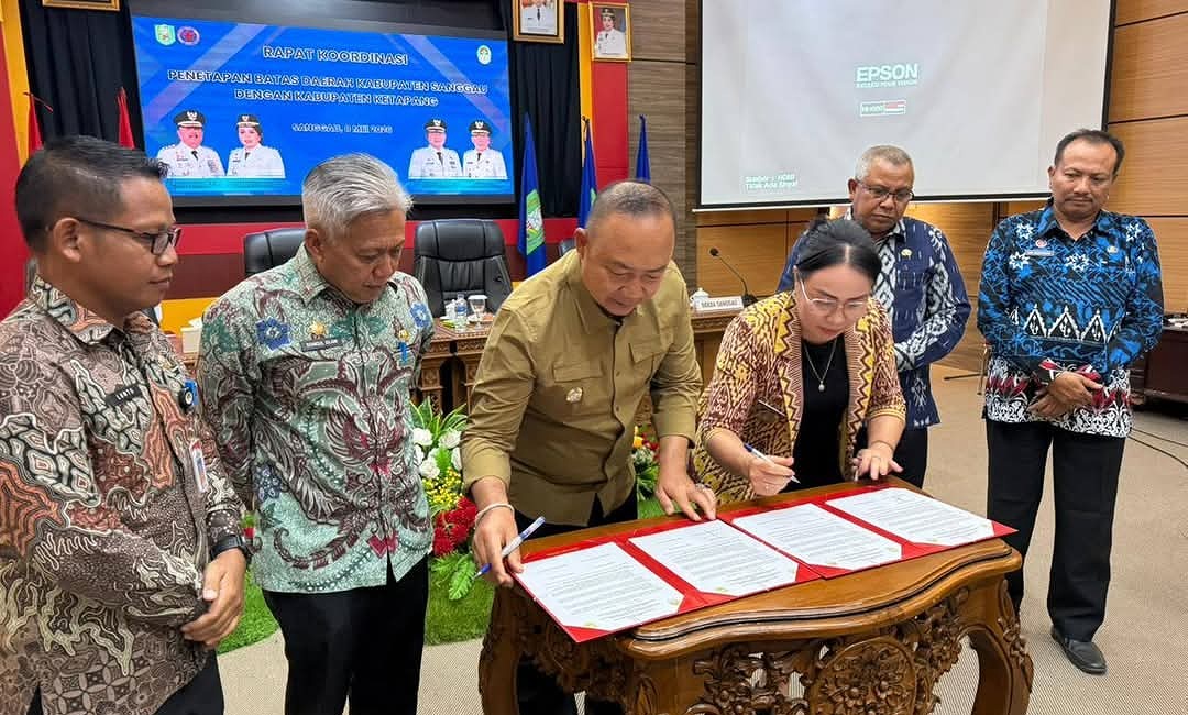 Bupati Ketapang, Alexander Wilyo bersama Wakil Bupati Sanggau, Susana Herpena menandatangani Kesepakatan Percepatan Penetapan Batas Wilayah, Jumat, 8 Mei 2026.