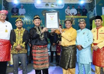 Bupati Ketapang, Alexander Wilyo, menerima piagam Rekor MURI pada Sabtu, 23 Mei 2026. Foto Prokopim for Jurnalis.co.id