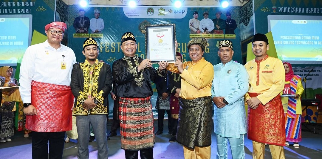 Bupati Ketapang, Alexander Wilyo, menerima piagam Rekor MURI pada Sabtu, 23 Mei 2026. Foto Prokopim for Jurnalis.co.id