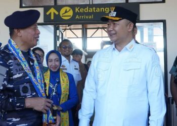 Bupati Ketapang, Alexander Wilyo, menyambut kedatangan Dankodaeral XII, Laksamana Muda TNI Sawa, pada Rabu, 6 Mei 2026. Foto: Prokopim/Jurnalis.co.id