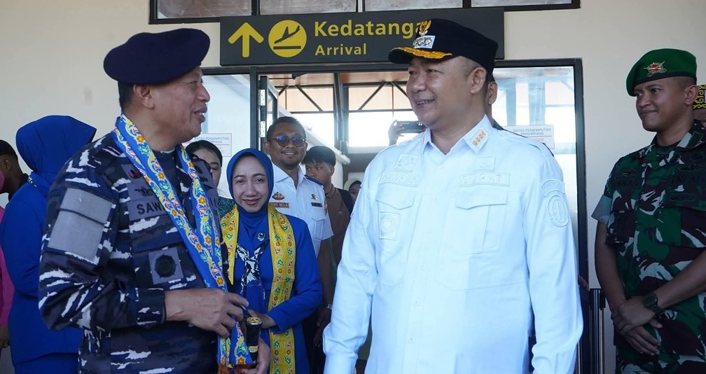 Bupati Ketapang, Alexander Wilyo, menyambut kedatangan Dankodaeral XII, Laksamana Muda TNI Sawa, pada Rabu, 6 Mei 2026. Foto: Prokopim/Jurnalis.co.id