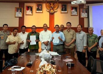 Bupati Ketapang, Alexander Wilyo (tengah) usai memediasi masyarakat Desa Segar Wangi dengan pihak PT RSM.
