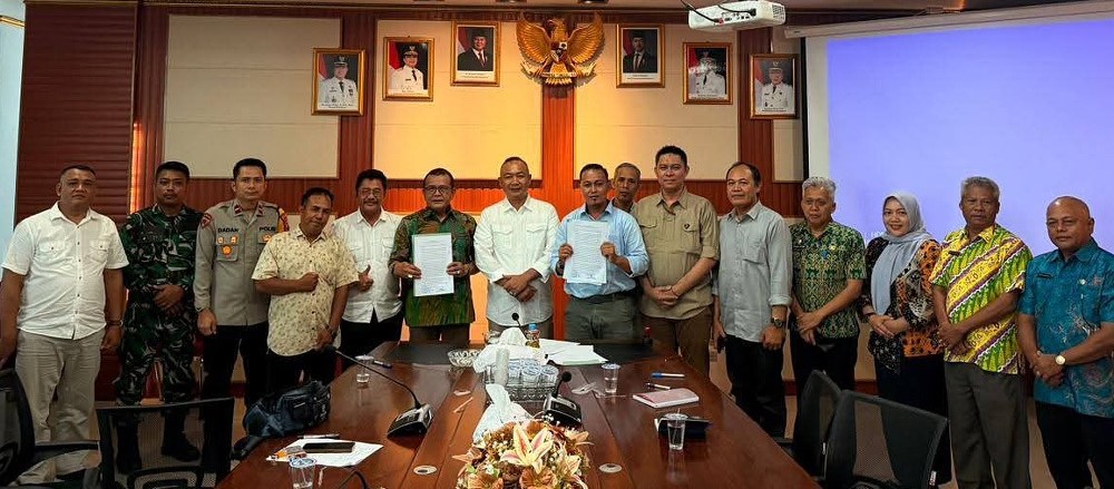Bupati Ketapang, Alexander Wilyo (tengah) usai memediasi masyarakat Desa Segar Wangi dengan pihak PT RSM.