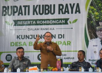 Bupati Kubu Raya, Sujiwo, berjanji mencarikan solusi untuk warga Batu Ampar setelah penghentian produksi arang bakau. Foto: Syamsul Arifin/Jurnalis.co.id