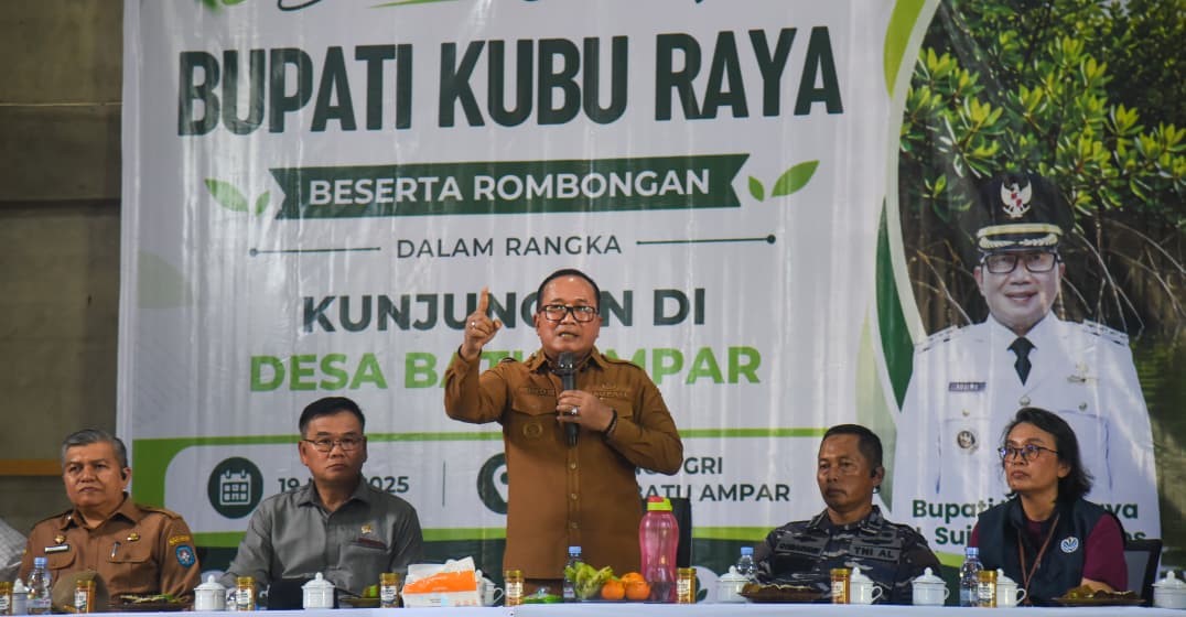 Bupati Kubu Raya, Sujiwo, berjanji mencarikan solusi untuk warga Batu Ampar setelah penghentian produksi arang bakau. Foto: Syamsul Arifin/Jurnalis.co.id