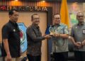 Bupati Kubu Raya, Sujiwo, menghadiahi GM PLN UIP KLB cinderamata.