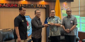 Bupati Kubu Raya, Sujiwo, menghadiahi GM PLN UIP KLB cinderamata.