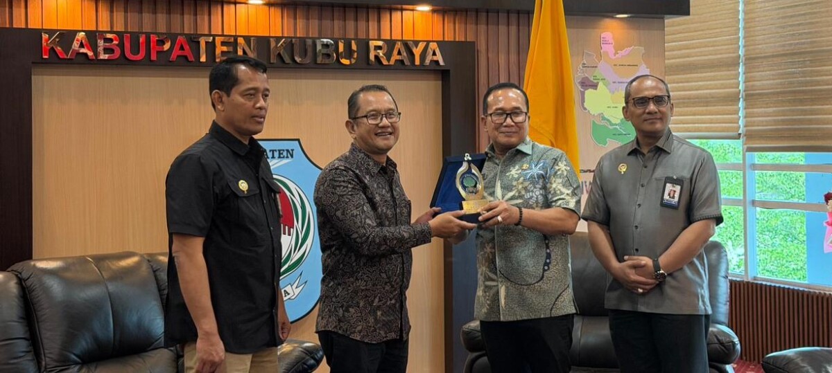 Bupati Kubu Raya, Sujiwo, menghadiahi GM PLN UIP KLB cinderamata.