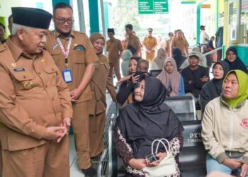 Bupati Sanusi bercengkrama dengan warga tatkala melihat pelayanan Puskesmas Tumpang, Senin, 11 Mei 2026. Foto: Probohati Nur Hamzah
