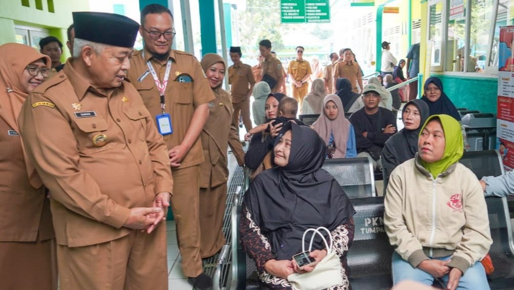 Bupati Sanusi bercengkrama dengan warga tatkala melihat pelayanan Puskesmas Tumpang, Senin, 11 Mei 2026. Foto: Probohati Nur Hamzah