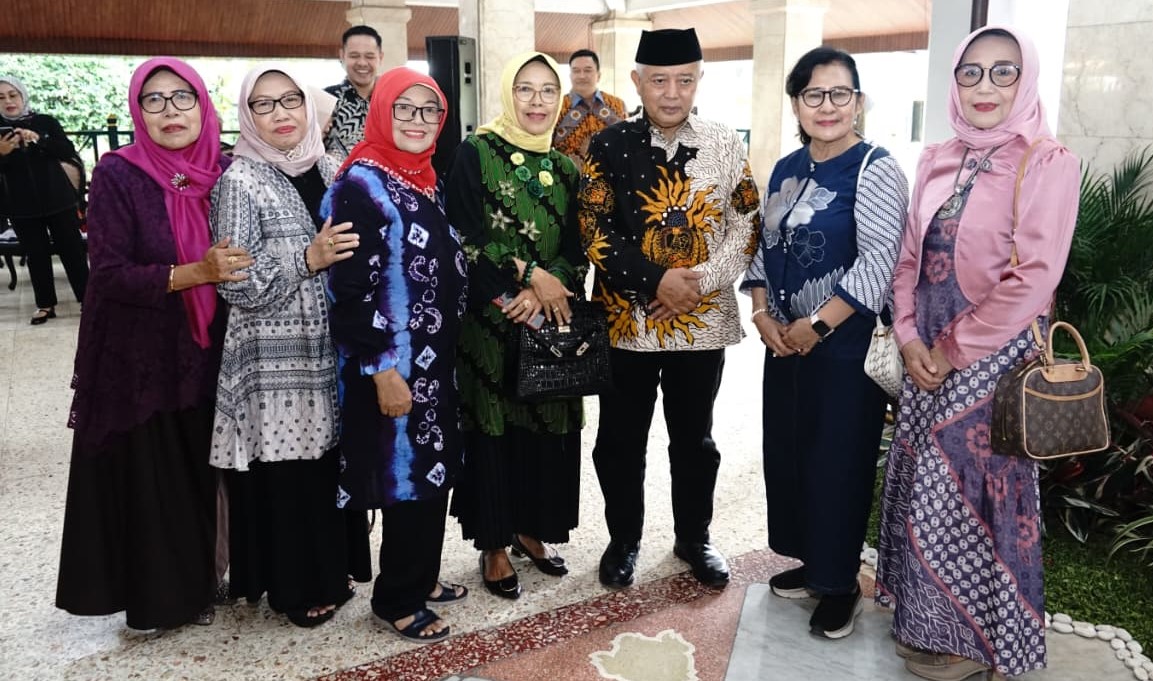 Bupati Sanusi berfoto bersama para pensiunan ASN Kabupaten Malang, Sabtu, 9 Mei 2026. Foto: Probohati Nur Hamzah
