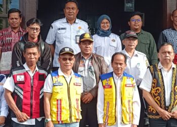 Bupati Sintang, Herkulanus Bala dan Tim BPJN Kalbar berdiskusi sebelum pemetaan kawasan Tugu Jam Sintang, Rabu, 13 Mei 2026. Foto: Feriansyah Simamora/Jurnalis.co,id