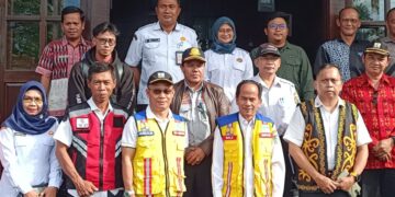 Bupati Sintang, Herkulanus Bala dan Tim BPJN Kalbar berdiskusi sebelum pemetaan kawasan Tugu Jam Sintang, Rabu, 13 Mei 2026. Foto: Feriansyah Simamora/Jurnalis.co,id