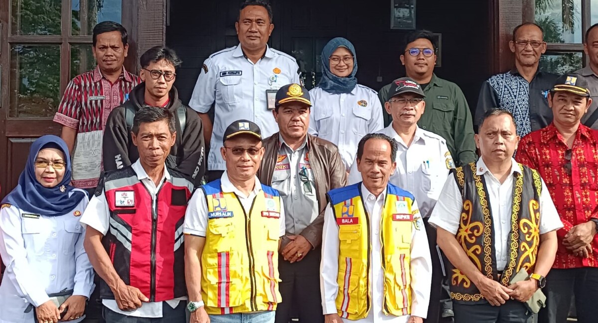Bupati Sintang, Herkulanus Bala dan Tim BPJN Kalbar berdiskusi sebelum pemetaan kawasan Tugu Jam Sintang, Rabu, 13 Mei 2026. Foto: Feriansyah Simamora/Jurnalis.co,id