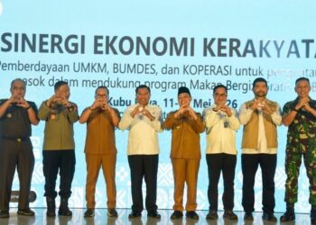 Bupati Sujiwo bersama Gubernur Ria Norsan dan perwakilan BGN Pusat usai Sosialisasi Sinergi Ekonomi Kerakyatan, Selasa, 12 Mei 2026. Foto Syamsul Arifin