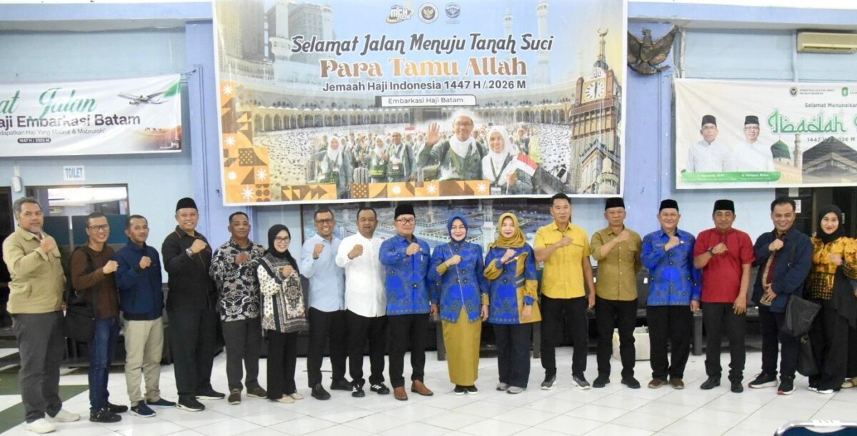 Bupati Sujiwo dan jajaran melepas 35 calon haji asal Kubu Raya di Batam, Kamis, 7 Mei 2026.