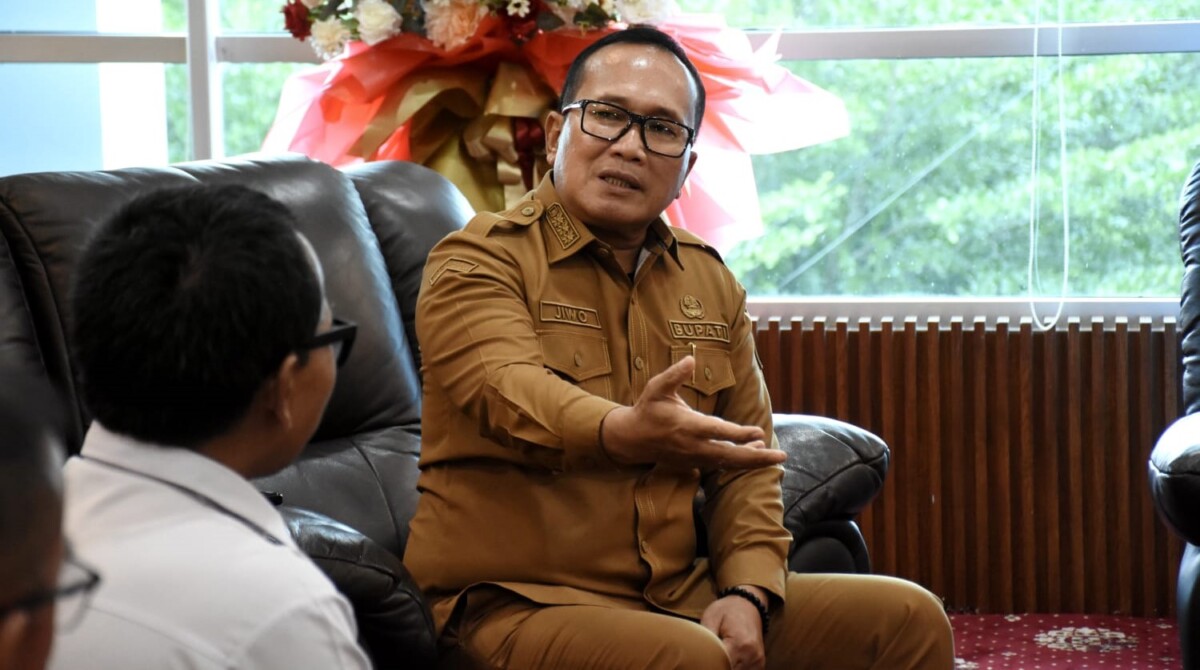 Bupati Sujiwo memaparkan pandangan soal MBG kepada Tim Ahli Direktorat PPM, Senin 11 Mei 2026. Foto: Syamsul Arifin/Jurnalis.co.id
